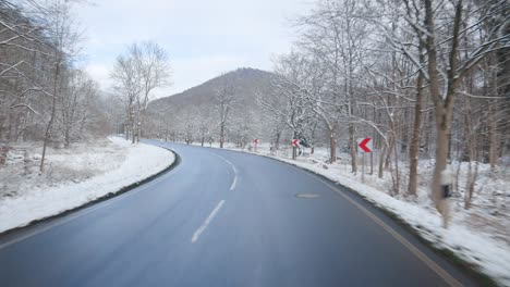 Fahren-In-Einer-Wunderschönen-Winterlandschaft-In-Deutschland