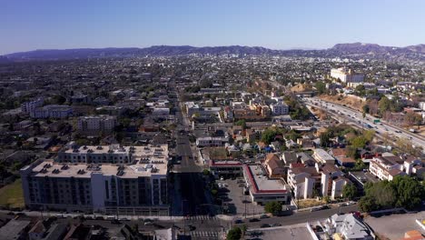 Schwenkende-Luftaufnahme-über-Dem-Echo-Park-In-Richtung-Hollywood