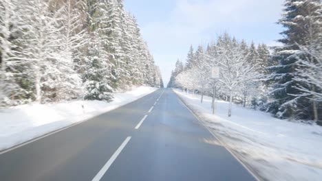 Fahren-In-Einer-Wunderschönen-Winterlandschaft-In-Deutschland