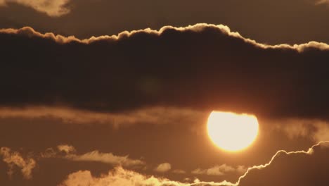 Dramatischer-Sonnenuntergang-Mit-Wolken,-Statischer-Weitschuss