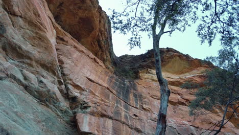 Edge-Of-Steep-Red-Cliffs-Against-Clear-Sky-At-Blue-Mountains-Of-Sydney-In-New-South-Wales,-Australia