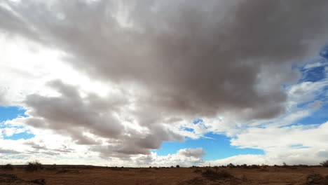 El-Sol-Y-Las-Nubes-Se-Mueven-Rápidamente-Sobre-El-Monótono-Desierto-De-Mojave-En-Este-Lapso-De-Tiempo-De-Larga-Duración