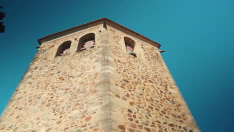 Campana-De-La-Torre-De-Piedra-De-Los-Templarios-Del-Pentágono-Bajo-El-Cielo-Azul-4k
