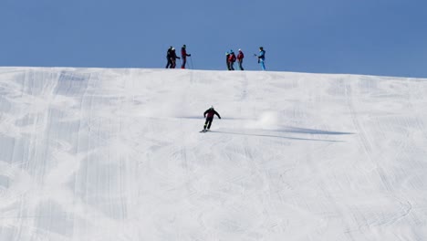 Un-Atleta-De-Esquí-Con-Una-Técnica-De-Esquí-Perfecta-Nos-Muestra-Buenos-Giros-De-Esquí-De-Slalom