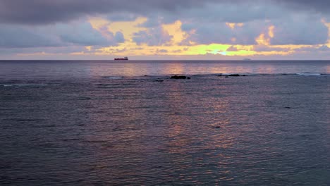 Klares-Und-Ruhiges-Meerwasser-Bei-Sonnenuntergang-In-Zeitlupe