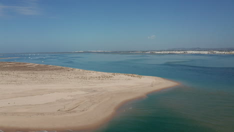 Weitwinkelaufnahme-Aus-Der-Luft-Von-Einer-Wunderschönen-Sandinsel-Und-Klarem-Blauem-Ozeanwasser-Bei-Blauem-Himmel-Und-Sonnenlicht-In-Portugal