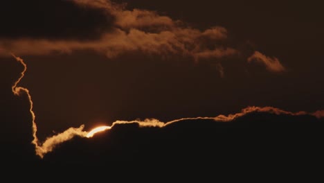 Time-lapse-of-a-beautiful-sunset-with-clouds,-static-wide-shot