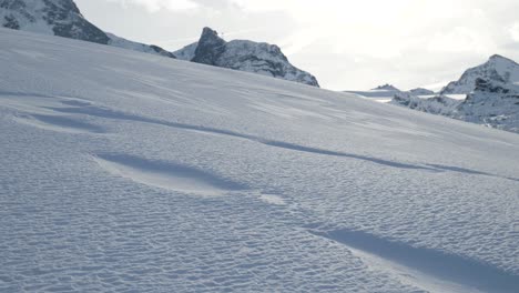 Nahaufnahme-Von-Frischem,-Glitzernden-Schnee,-Winterwunderland,-Schweizer-Alpen,-Zermatt-Gletscher-Skigebiet