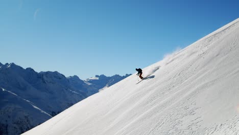 Esquí-De-Travesía-Freeride-En-Nieve-Fresca-Y-Profunda-Con-Un-Hermoso-Paisaje-Alpino-De-Montaña