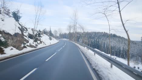 Conducir-En-Hermosos-Paisajes-Invernales-En-Alemania