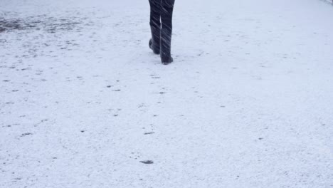 Ein-Mädchen,-Das-Im-Schnee-Spazieren-Geht-Und-Fußabdrücke-Macht
