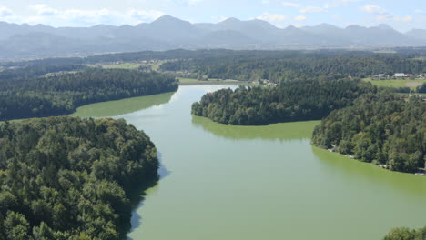 Malerische-Und-Schöne-Luftdrohnenlandschaft-über-Dem-Grün-Gefärbten-See