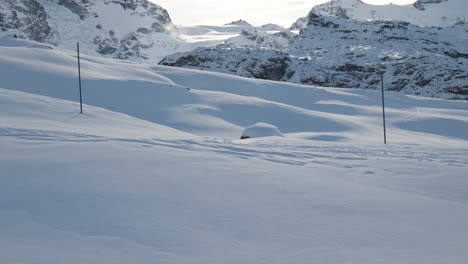Langsame-Schwenkaufnahme-Der-Schneebedeckten-Berglandschaft,-Neuschnee-winterwunderland,-Schweizer-Alpen-Zermatt-Gletscher-Skigebiet
