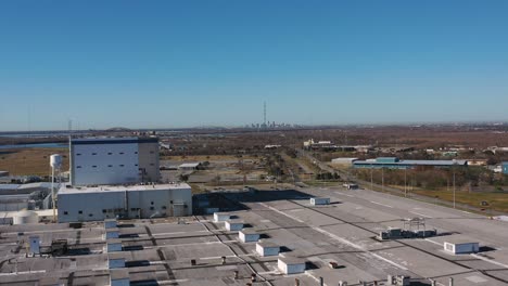 Luftaufnahme-Einer-Produktionsstätte-Mit-Der-Stadt-New-Orleans-Im-Hintergrund