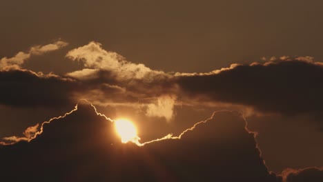 Szenische-Abstrakte-Aufnahme-Der-Sonne,-Die-Hinter-Den-Wolken-Aufdeckt