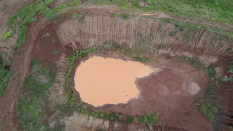 Schlammiges-Wasser-Am-Steinbruch-In-Der-Nähe-Der-Afrikanischen-Farm-In-Loitokitok,-Kenia