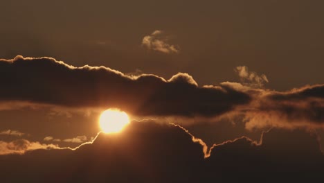Die-Sonne-Geht-Langsam-Hinter-Den-Wolken-Unter,-Sonnenuntergang,-Statische-Totale