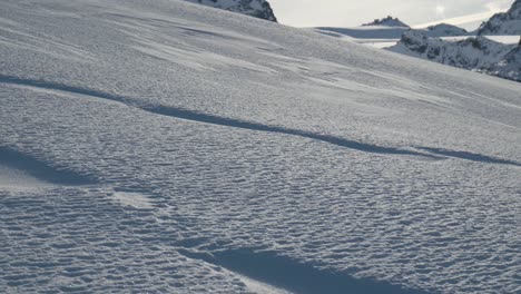 Langsame-Schwenkaufnahme-Der-Schneebedeckten-Berglandschaft,-Neuschnee-winterwunderland,-Schweizer-Alpen-Zermatt-Gletscher-Skigebiet