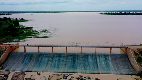 Überlaufwasser-Fließt-Vom-Ajiwa-Staudamm-Im-Nigerianischen-Bundesstaat-Katsina-Ab---Luftbild-Zurückziehen