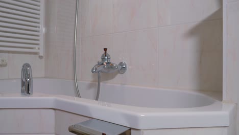 Motion-controlled-shot-of-a-modern-bathroom