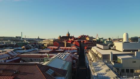 Fliegen-über-Die-Straße-Und-Gebäude-In-Göteborg,-Schweden-Während-Des-Sonnenuntergangs