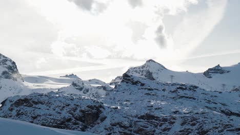 Langsame-Schwenkaufnahme-Der-Schneebedeckten-Berglandschaft,-Schweizer-Alpen-Zermatt-Gletscher-Skigebiet