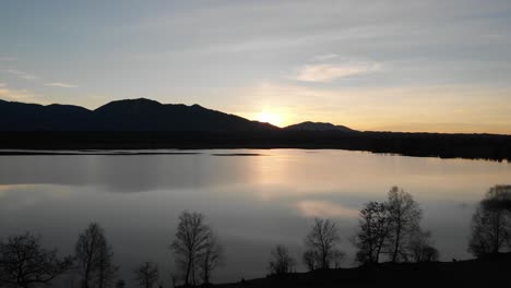 Lago-Staffelsee-En-Alemania-Baviera-Grabado-En-El-Crepúsculo-De-La-Tarde-Volando-Sobre-El-Lago-Con-Un-Dron-Dji-En-4k-Con-Filtros-Nd
