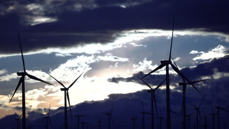 Windturbinen-Erzeugen-Erneuerbare-Energie-Mit-Einem-Dramatischen-Himmel-Im-Hintergrund