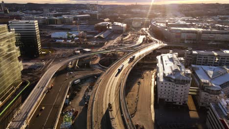 Straßenbahnen-In-Gotaalvbron,-Gota-Alv-Brücke-Während-Des-Sonnenuntergangs-In-Göteborg,-Schweden