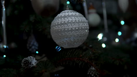 Dunkles-Weihnachtsthemadekor-Auf-Heiligem-Baum,-Der-Langsam-Blinkt