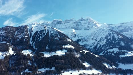 Erstaunlicher-Drohnenflug-Eines-Atemberaubenden-Alpentals,-Eines-Dorfes-Und-Schneebedeckter-Berggipfel-In-Champery,-Schweiz