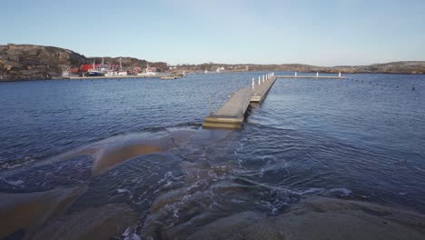 Ein-Von-Wasser-Umgebener-Bootssteg-An-Einer-Küste-Im-Süden-Norwegens