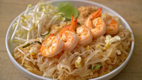 Gebratene-Nudeln-Mit-Garnelen-Und-Sprossen-Oder-Pad-Thai---Asiatische-Küche