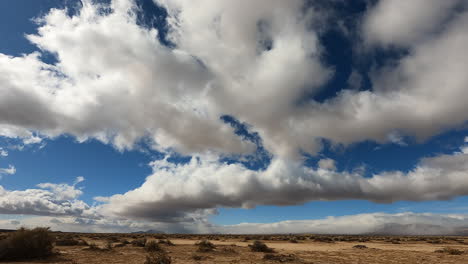 Kumuluswolken-Verändern-Ihre-Form,-Während-Sie-In-Diesem-Langen-Zeitraffer-über-Den-Himmel-über-Der-Mojave-Wüste-Rasen