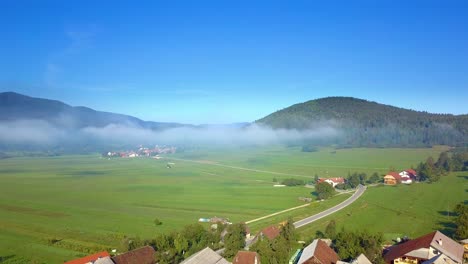 Slowenische-Landschaft-Mit-Nebligen-Feldern