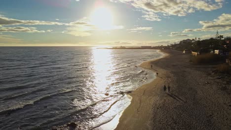 Luftaufnahme-Eines-Sonnenuntergangs-Am-Strand-In-Zeitlupe