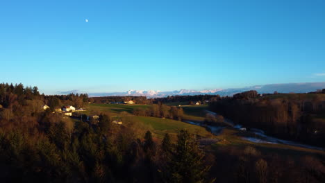 Ruhiges-Schweizer-Dorf-Mit-Schneebergen-Im-Hintergrund-Während-Des-Sonnenuntergangs-Im-Winter-Im-Kanton-Waadt,-Schweiz
