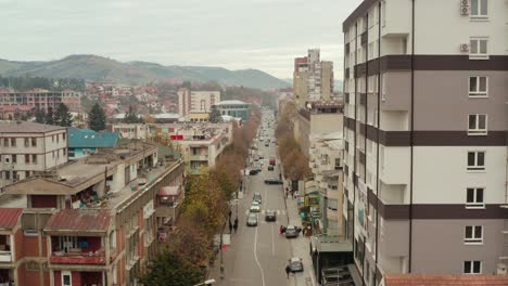 Novi-Pazar,-aerial-rising-shot-over-Serbian-city-streets