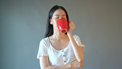 Junge-Asiatische-Frau-Mit-Glücklichem-Gesicht-Und-Hand,-Die-Kaffeetasse-Hält