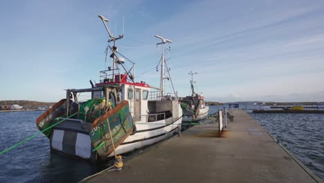 Zwei-Fischerboote-An-Einem-Dock