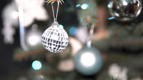 Eine-Elegante-Weihnachtskugel-Auf-Einem-Baum-Zu-Hause-Während-Der-Wintersaison