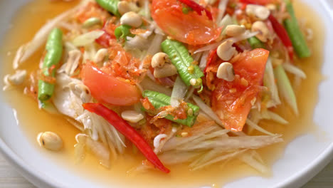 Würziger-Papaya-Salat---Somtam---Thailändischer-Traditioneller-Streetfood-Stil