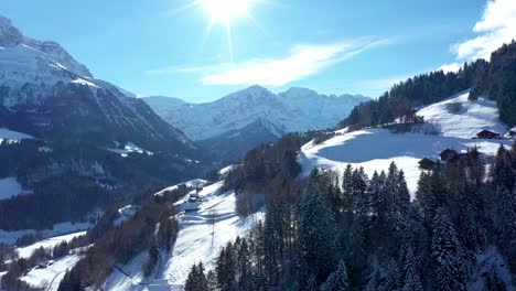 Erstaunlicher-Drohnenflug-Eines-Atemberaubenden-Alpentals,-Eines-Dorfes-Und-Schneebedeckter-Berggipfel-In-Champery,-Schweiz