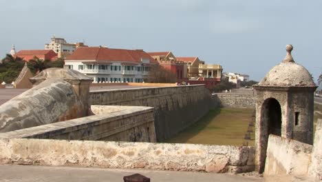 Watchtower-and-the-walls-of-the-fortress-of-Castillo-de-San-Felipe-de-Barajas,-Cartagena,-Colombia