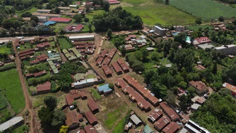 Vista-De-Pájaro-De-Casas-De-Bajos-Ingresos-En-La-Ciudad-Rural-De-Loitokitok,-Kenia---Toma-Aérea-De-Drones