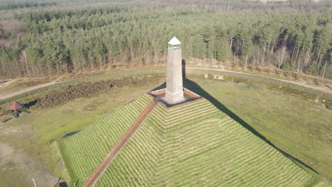 Volando-Lejos-Del-Obelisco-En-La-Cima-De-La-Pirámide-De-Austerlitz