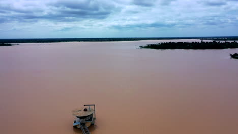 Aufsteigende-Luftaufnahme-Des-Gesammelten-Wassers-Im-Ajiwa-reservoir-Im-Bundesstaat-Katsina-In-Nigeria