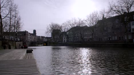 Strahlender-Sonnenschein-Durch-Eine-Baumreihe-Am-Kanalufer-In-Utrecht,-Niederlande