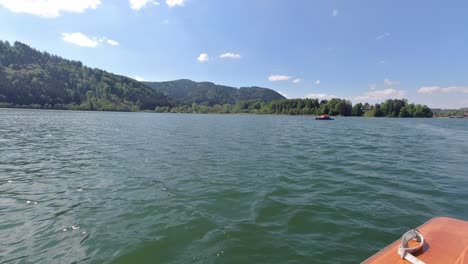 Lago-Schliersee-En-Baviera-Munich-Este-Hermoso-Lago-Fue-Grabado-Usando-Dji-Osmo-Action-En-4k-Verano-2020-Barco-Sobre-El-Lago