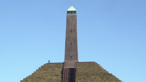 Inclinación-Cercana-De-La-Pirámide-De-Austerlitz-Con-Obelisco-En-La-Parte-Superior